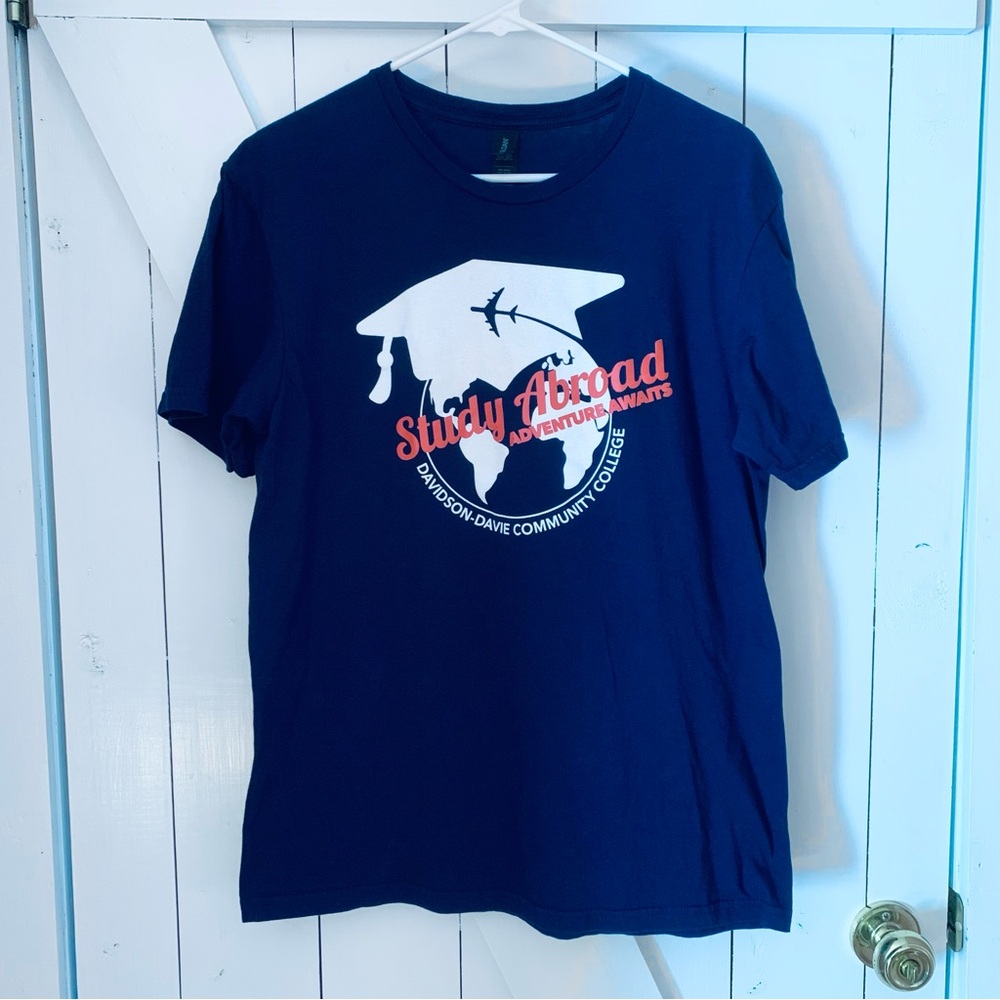 Medium Navy Blue Gildan Crew Neck Short Sleeve T-Shirt Study Abroad